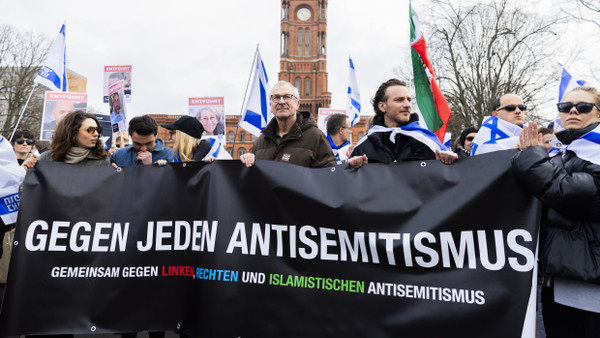 Menschen demonstrieren Anfang März gegen Antisemitismus.