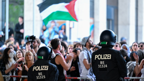 Polizisten haben die pro-palästinensischen Demonstranten von der Straße vor dem Institut für Sozialwissenschaften der Berliner Humboldt-Universität (HU) bis zur nächsten Querstraße abgedrängt.