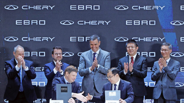 Auf gute Zusammenarbeit: Die Kooperation zwischen EV Motors (Spanien) und Cherry (China) ist besiegelt.