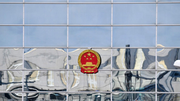 Ein Gebäude spiegelt sich in der Fassade des chinesischen Botschaft in Berlin