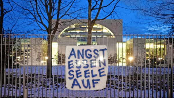 Ein Transparent hängt vor dem Bundeskanzleramt in Berlin.