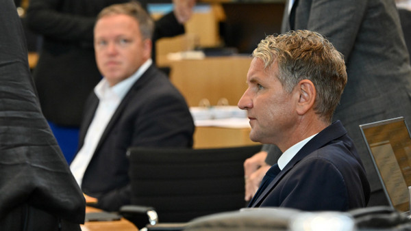 Björn Höcke (vorne) und Mario Voigt (hinten), Fraktionsvorsitzende von AfD und CDU, sitzen im Plenarsaal des Thüringer Landtags.