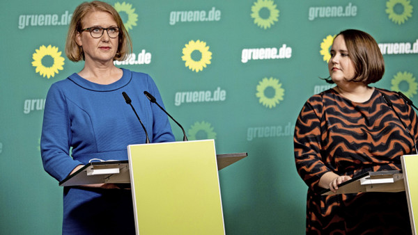 Doch keine 5000 neuen Stellen nötig: Familienministerin Lisa Paus und die Grünen-Ko-Vorsitzende Ricarda Lang