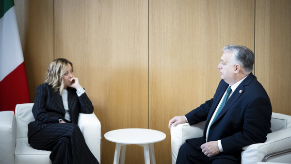 Giorgia Meloni und Viktor Orbán am Donnerstag in Brüssel