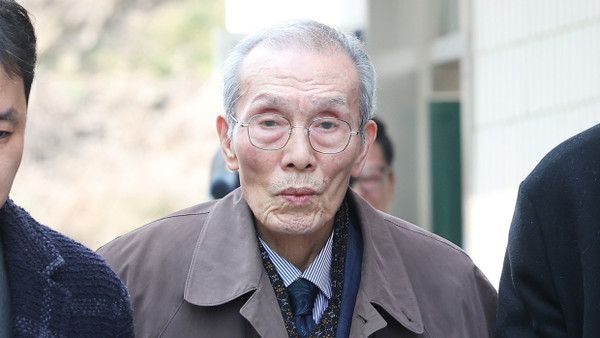 O Yeong Su verlässt nach seiner Verurteilung das Gericht in Seongnam.