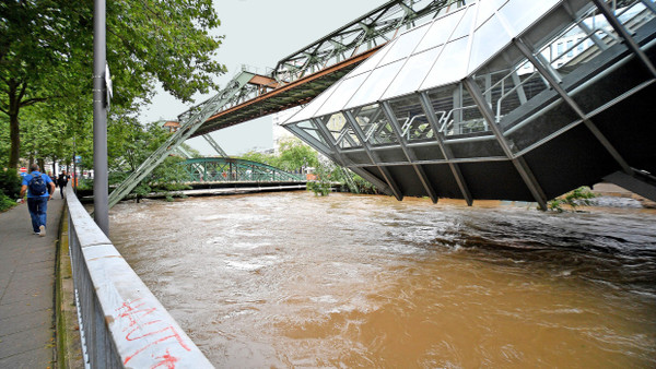 Starkregen ist eine große Bedrohung für Städte wie Freiburg und Wuppertal. Das Bild zeigt die Schwebebahn und Brücken über die Wupper nach dem Unwetter im Juli 2021.