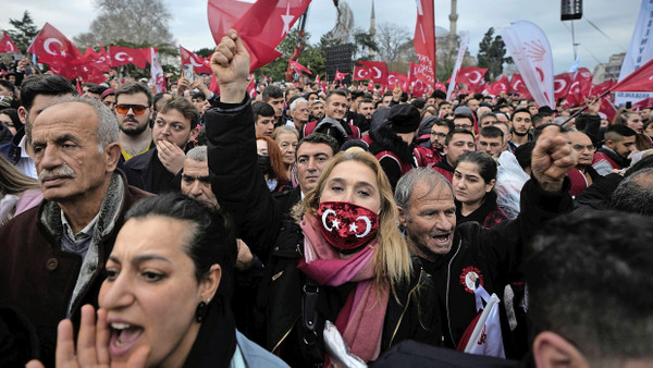 15. Dezember: Vor dem Rathaus von Istanbul haben sich Tausende Menschen versammelt, um den Bürgermeister Ekrem Imamoglu zu unterstützen, der unter Anklage gestellt worden ist, was es ihm unmöglich macht, bei der Wahl im Juni anzutreten.