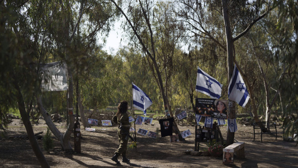 Eine israelische Soldatin besucht den Ort des Hamas-Angriffs vom 7. Oktober 2023 auf das Nova-Musikfestival.