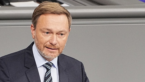 Bundesfinanzminister Christian Lindner (FDP) verteidigt im Bundestag den von der Union kritisierten  Nachtragshaushalt.