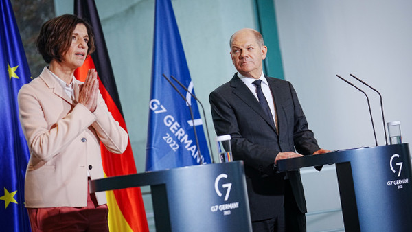 Politikberatung auf höchster Ebene: Jutta Allmendinger und Olaf Scholz auf einer gemeinsamen Pressekonferenz im Dezember 2022
