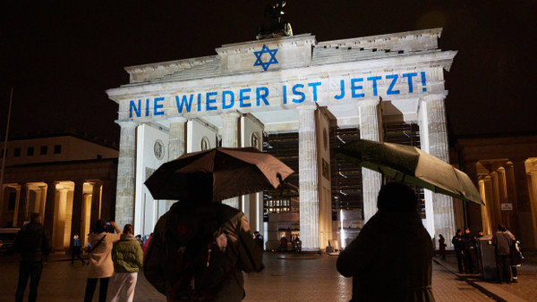 „Nie wieder ist jetzt“ gilt auch in der digitalen Welt. Unser Bild zeigt die Projektion des Schriftzugs auf dem Brandenburger Tor am 9. November des vergangenen Jahres, dem Jahrestag der Progromnacht.
