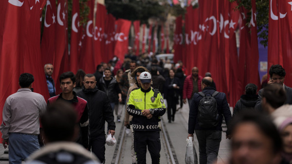 Nach dem Anschlag ein Ort nationalen Gedenkens: Der Istiklal-Boulevard in Istanbul am Montag