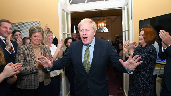 Gerne als Alleinunterhalter im Mittelpunkt: Umjubelter Wahlsieger Boris Johnson in 10 Downing Street.