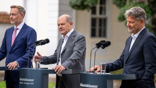 Der Kanzler, sein Stellvertreter und sein Finanzminister während der Klausurtagung in Meseberg.
