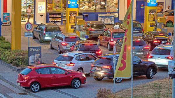 Der ADAC bezifferte die Mehrbelastung bei Benzin und Diesel auf 1,4 bis 1,6 Cent je Liter, einschließlich der schon vorher feststehenden Erhöhung sind es rund 4,3 oder 4,7 Cent.