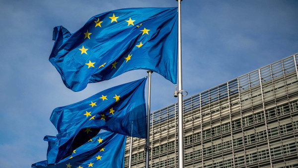 Ein Wahltermin für Brüssel: Europaflaggen vor dem Sitz der Europäischen Kommission