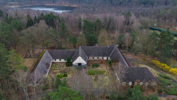 Die ehemalige Villa von Reichpropaganda-Minister Joseph Goebbels auf dem Areal am Bogensee (Luftaufnahme mit einer Drohne)