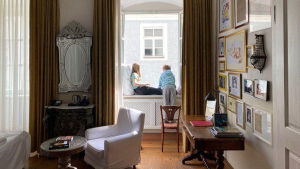 Im Hotel Orphée: Zimmer mit Ausblick auf die eigene Stadt.