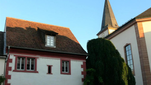 Bedeutend: Die gotisch-barocke Pfarrkirche St. Peter und Paul und das sogenannte Templerhaus in Kleinwallstadt