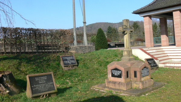 Mächtig: Ungewöhnlich große Kreuze stehen auf dem Friedhof der Spessart-Gemeinde Frohnhofen.