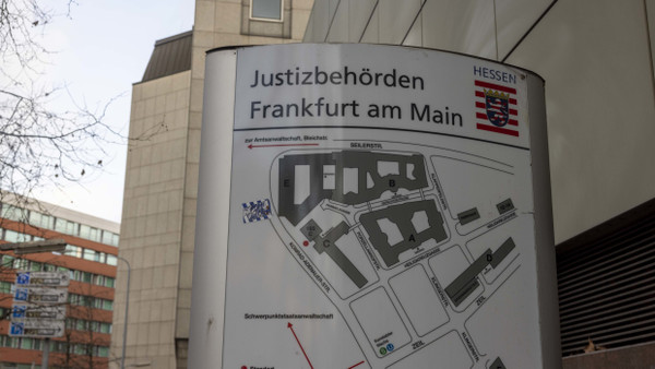 Wegweiser für Gerichtskomplex: ein Schild vor den Frankfurter Justizbehören