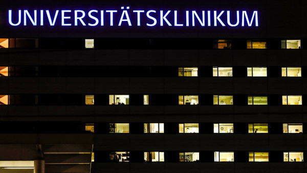 Leuchtturm: In der Uniklinik Frankfurt wird auch geforscht, wenn es draußen dunkel ist