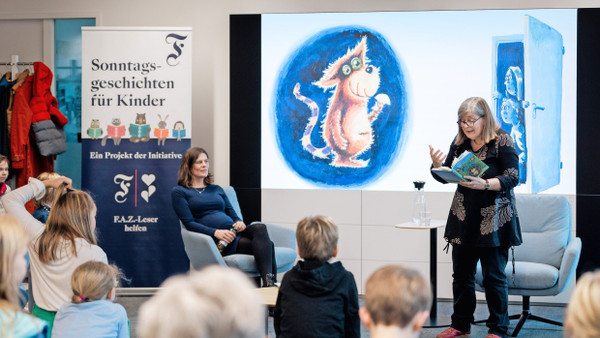 Steh-Leserin: Kinderbuchautorin Bettina Obrecht (rechts) hält es bei einer Lesung im F.A.Z.-Tower kaum auf ihrem Sitz.
