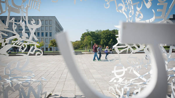 Wissbegierig: Studenten auf dem Campus Westend der Goethe-Universität, aufgenommen durch die Skulptur „Body Of Knowledge“