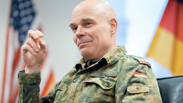 An allen wichtigen Entscheidungen beteiligt: Brigadegeneral Hartmut Renk in seinem Büro in der amerikanischen Clay-Kaserne in Wiesbaden-Erbenheim.