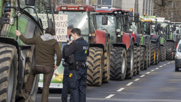 Reihenfolge: Schon 2021 protestierten Bauern in Wiesbaden, am Montag ist es wieder soweit - dieses Mal wollen sich Rechtsextreme dazu gesellen