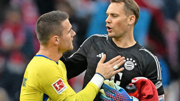 Bekommt nicht, was er will: Marcel Schuhen (links) fragt Manuel Neuer nach seinem Trikot.