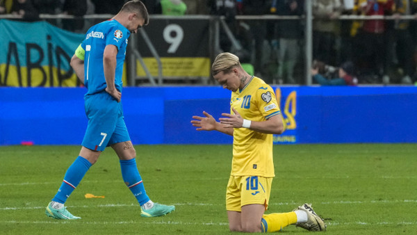 Eine ganze Nation jubelt mit: Der ukrainische Stürmer Mychajlo Mudryk (rechts) fällt nach dem Siegestreffer gegen Island erleichtert auf die Knie.