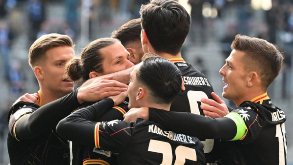 Badische Jubeltraube: Karlsruhe gewinnt das Sieben-Tore-Spiel gegen den HSV.