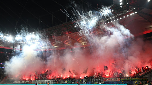 Im Champions-League-Hinspiel gegen Neapel brennen Fans von Eintracht Frankfurt Feuerwerk ab.