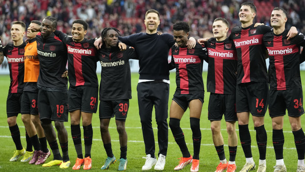Leverkusen wie es tanzt und lacht: Das Team von Xabi Alonso (Mitte) gewinnt auch gegen Hoffenheim.
