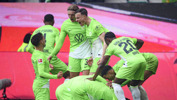 Hoffnung ist grün: Wolfsburgs Spieler jubeln nach dem Tor zum 1:0.