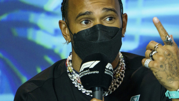 Lewis Hamilton auf einer Pressekonferenz in Miami: Der Brite mag Schmuck.