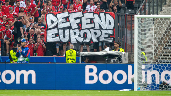 Rassisten zeigen Flagge: Fans der Österreicher beim Spiel gegen Polen mit einem Slogan der „Identitären  Bewegung“