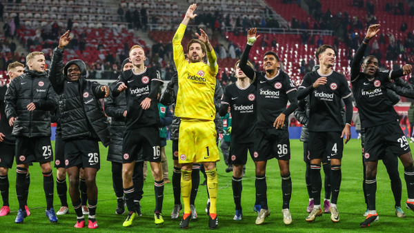 Der Mann des Spiels in der Mitte: Kevin Trapp jubelt mit seinen Kollegen und den mitgereisten Eintracht-Fans.