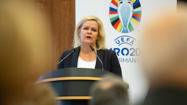Nancy Faeser unterzeichnet die Menschenrechtsstrategie vor der Fußball-EM 2024 in Deutschland.