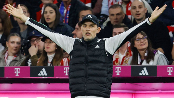 Beinahe ungläubig: FC-Bayern-Trainer Thomas Tuchel beim Spiel gegen den BVB