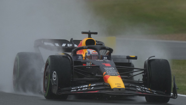 Formel-1-Weltmeister Max Verstappen rast in Silverstone zur Pole Position.