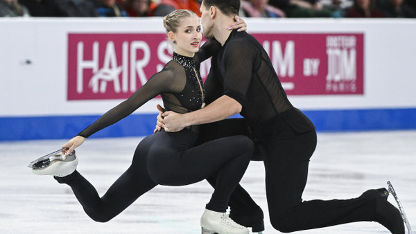 Minerva Hase und ihr Partner Nikita Wolodin gewinnen Bronze für Deutschland.