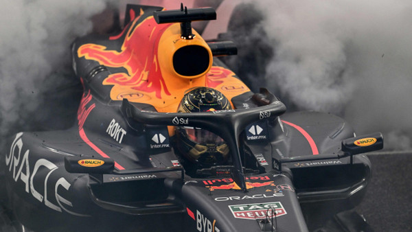 Lässt es qualmen: Max Verstappen siegt im Finale von Abu Dhabi.