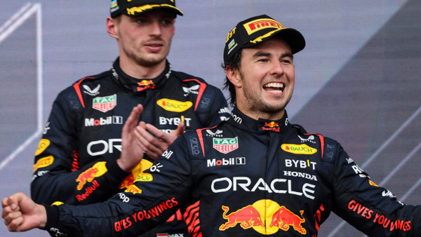 „Da hattest du ein bisschen Pech“, sagte Sieger Sergio Pérez (rechts) zum Zweiten Max Verstappen.