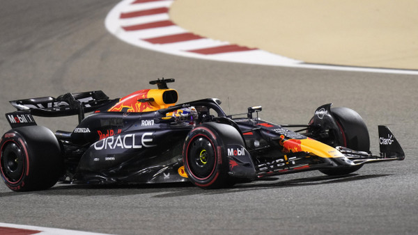 Max Verstappen rast in Bahrain zur Pole Position.