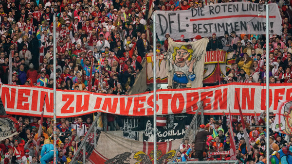 Klare Meinung: Die Fans (hier in Köln) sind gegen einen Einstieg eines Investors im deutschen Profifußball.