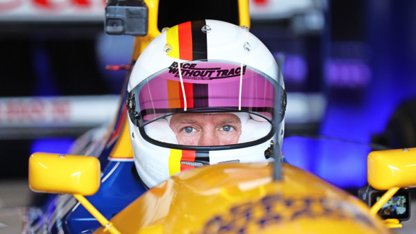 Auf Retro-Kurs: Vettel am Steuer des Williams FW14B.