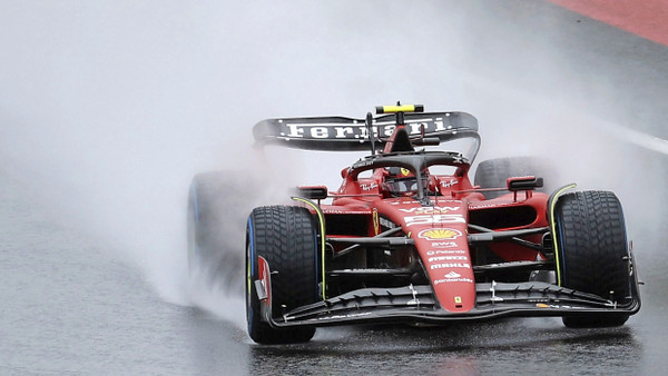 Armer Hintermann: Sainz mit Gischtvorhang am Heck des Ferrari