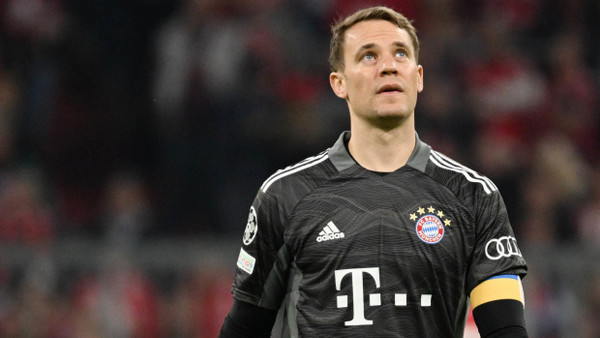 Das war’s für die Bayern: Manuel Neuer blickt betrübt auf die Anzeigetafel.